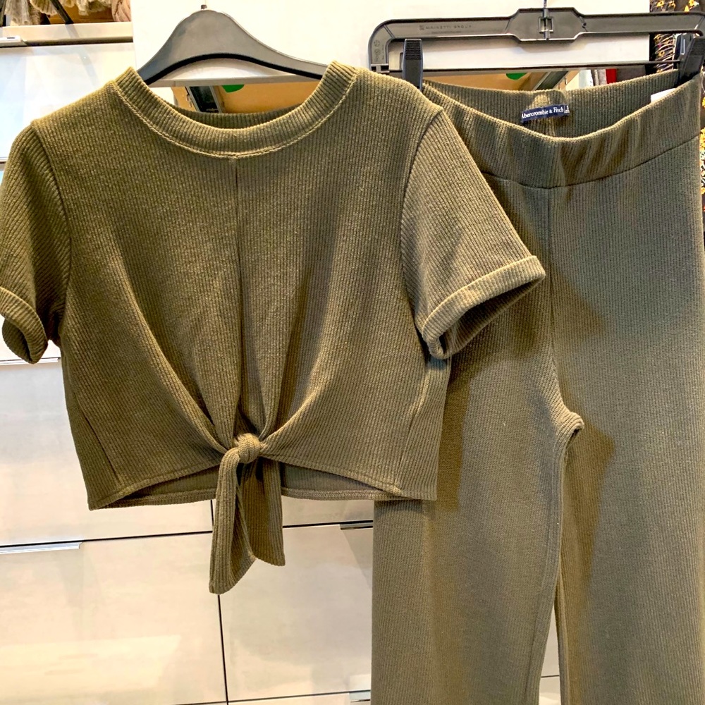 Abercrombie sweater set with front tie